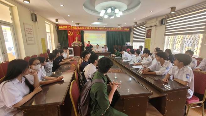 Ban giám hiệu gặp gỡ, động viên các thành viên đội tuyển