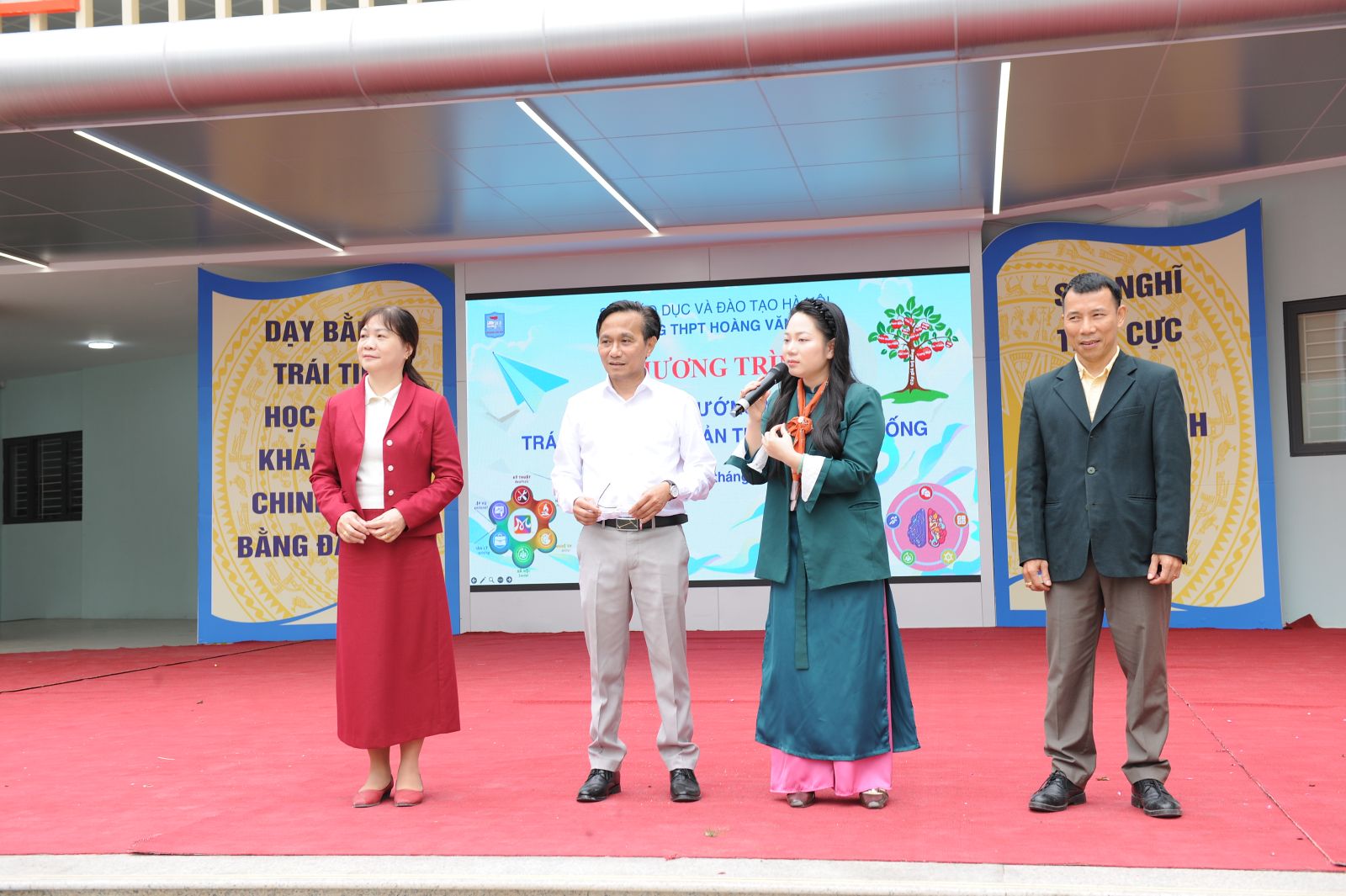 Hình ảnh thầy cô trong Ban Giám hiệu cùng tham gia hoạt động