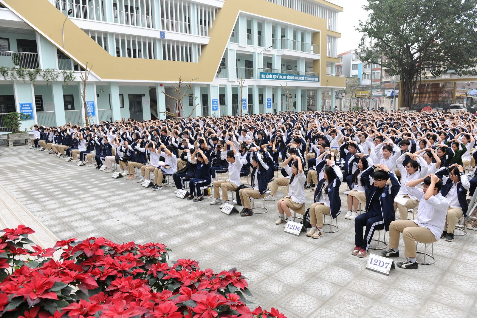 Hình ảnh học sinh toàn trường cùng thực hiện hoạt động tập thể