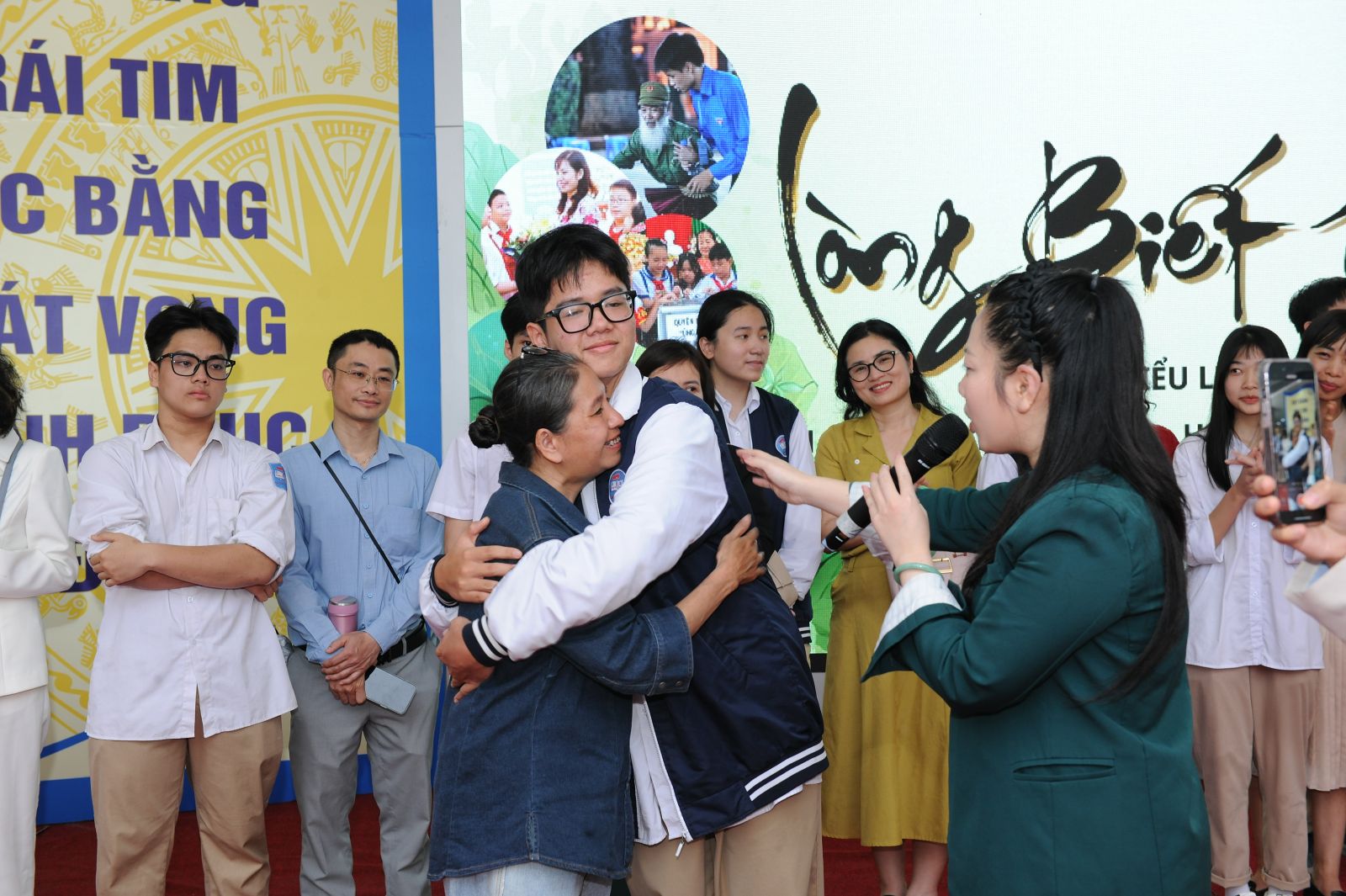 Hình ảnh cái ôm ấm áp giữa học sinh và phụ huynh trong chương trình, lan tỏa thông điệp yêu thương và gắn kết.